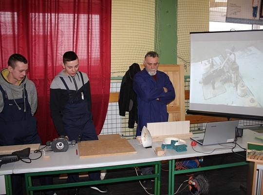 Budujemy, odnawiamy energetykę i promujemy styl wojskowy. Targi  i branding w PCE.