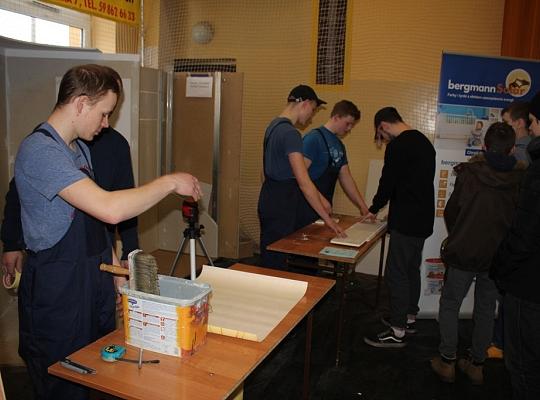 Budujemy, odnawiamy energetykę i promujemy styl wojskowy. Targi  i branding w PCE.