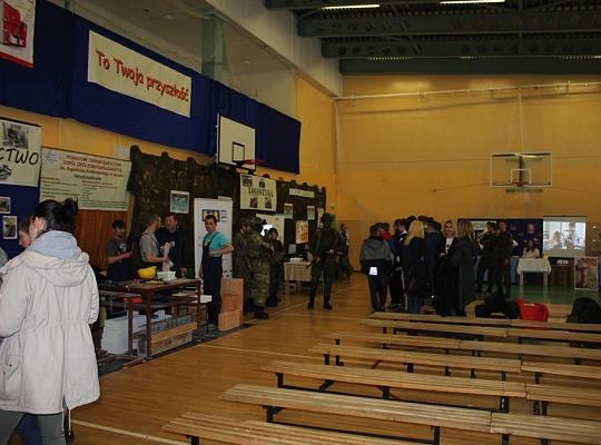 Budujemy, odnawiamy energetykę i promujemy styl wojskowy. Targi  i branding w PCE.