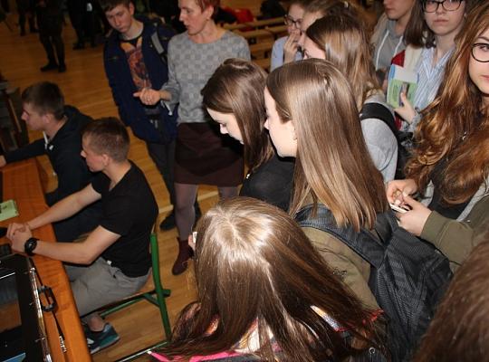 Budujemy, odnawiamy energetykę i promujemy styl wojskowy. Targi  i branding w PCE.