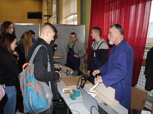 Budujemy, odnawiamy energetykę i promujemy styl wojskowy. Targi  i branding w PCE.