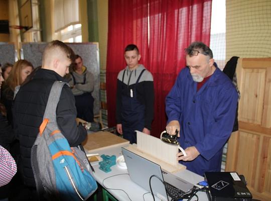 Budujemy, odnawiamy energetykę i promujemy styl wojskowy. Targi  i branding w PCE.