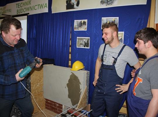 Budujemy, odnawiamy energetykę i promujemy styl wojskowy. Targi  i branding w PCE.