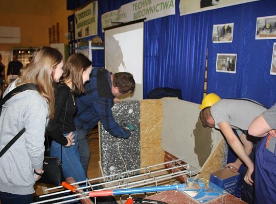 Budujemy, odnawiamy energetykę i promujemy styl wojskowy. Targi  i branding w PCE.