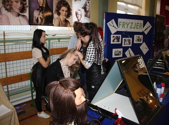 Budujemy, odnawiamy energetykę i promujemy styl wojskowy. Targi  i branding w PCE.