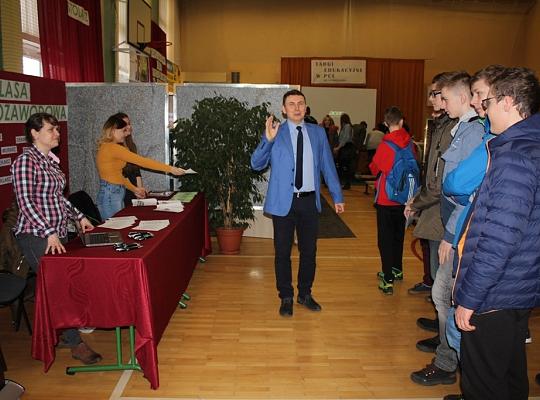 Budujemy, odnawiamy energetykę i promujemy styl wojskowy. Targi  i branding w PCE.