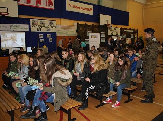 Budujemy, odnawiamy energetykę i promujemy styl wojskowy. Targi  i branding w PCE.