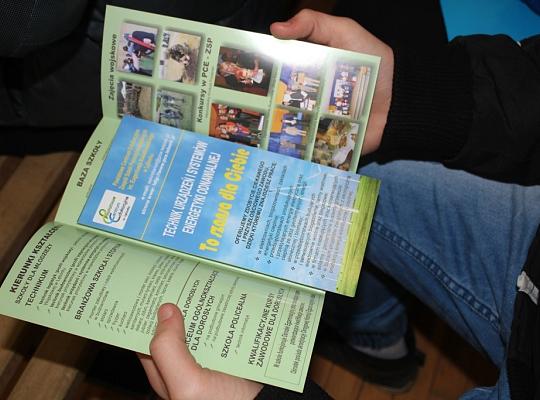 Budujemy, odnawiamy energetykę i promujemy styl wojskowy. Targi  i branding w PCE.