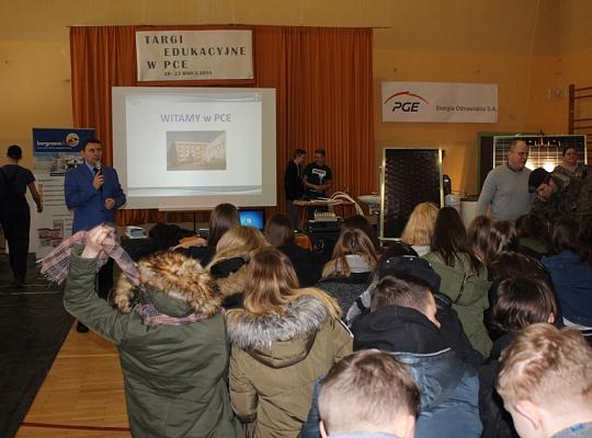 Budujemy, odnawiamy energetykę i promujemy styl wojskowy. Targi  i branding w PCE.