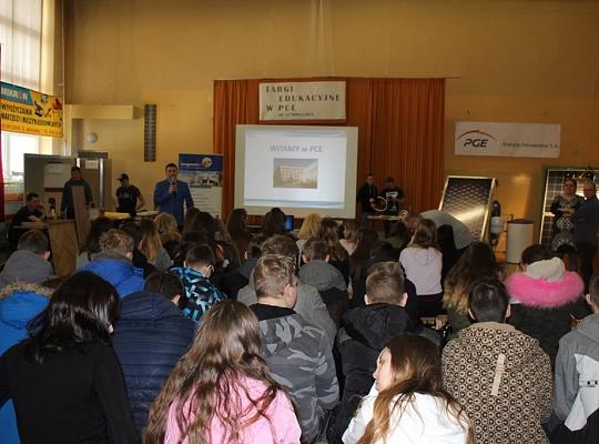 Budujemy, odnawiamy energetykę i promujemy styl wojskowy. Targi  i branding w PCE.