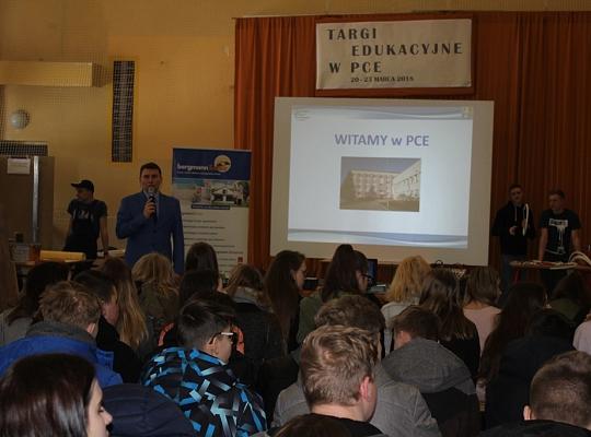 Budujemy, odnawiamy energetykę i promujemy styl wojskowy. Targi  i branding w PCE.