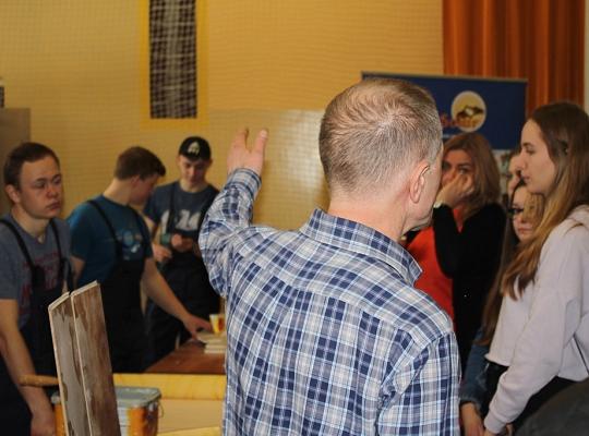 Budujemy, odnawiamy energetykę i promujemy styl wojskowy. Targi  i branding w PCE.