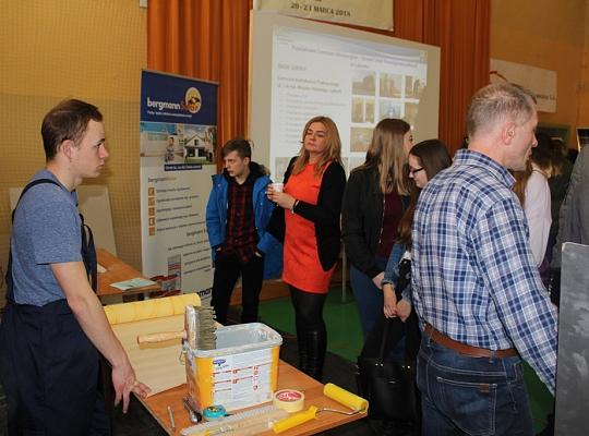 Budujemy, odnawiamy energetykę i promujemy styl wojskowy. Targi  i branding w PCE.