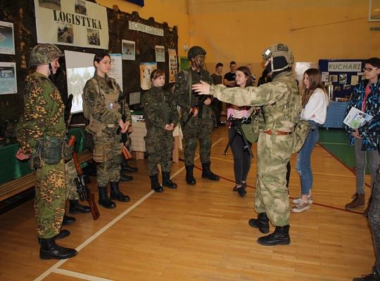 Budujemy, odnawiamy energetykę i promujemy styl wojskowy. Targi  i branding w PCE.
