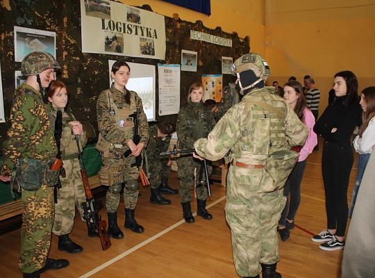 Budujemy, odnawiamy energetykę i promujemy styl wojskowy. Targi  i branding w PCE.