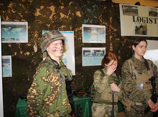 Budujemy, odnawiamy energetykę i promujemy styl wojskowy. Targi  i branding w PCE.