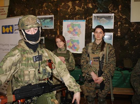 Budujemy, odnawiamy energetykę i promujemy styl wojskowy. Targi  i branding w PCE.