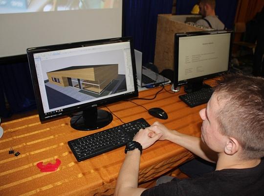 Budujemy, odnawiamy energetykę i promujemy styl wojskowy. Targi  i branding w PCE.