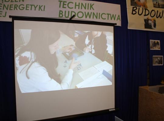 Budujemy, odnawiamy energetykę i promujemy styl wojskowy. Targi  i branding w PCE.