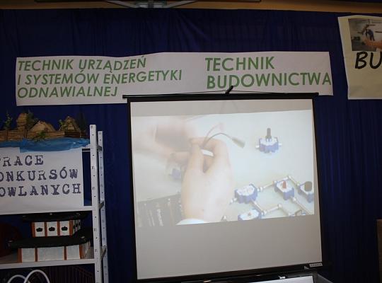 Budujemy, odnawiamy energetykę i promujemy styl wojskowy. Targi  i branding w PCE.