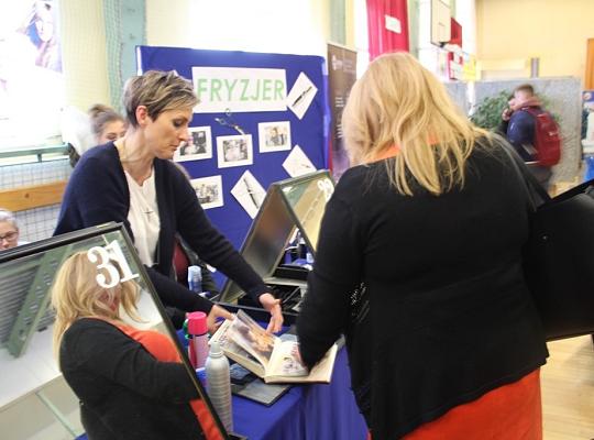 Budujemy, odnawiamy energetykę i promujemy styl wojskowy. Targi  i branding w PCE.