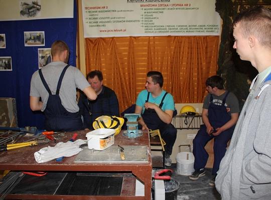 Budujemy, odnawiamy energetykę i promujemy styl wojskowy. Targi  i branding w PCE.