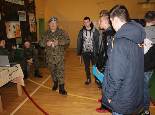 Budujemy, odnawiamy energetykę i promujemy styl wojskowy. Targi  i branding w PCE.