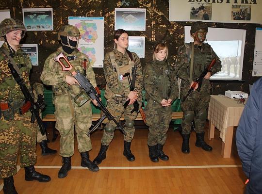 Budujemy, odnawiamy energetykę i promujemy styl wojskowy. Targi  i branding w PCE.