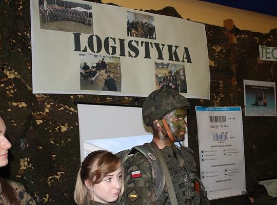 Budujemy, odnawiamy energetykę i promujemy styl wojskowy. Targi  i branding w PCE.