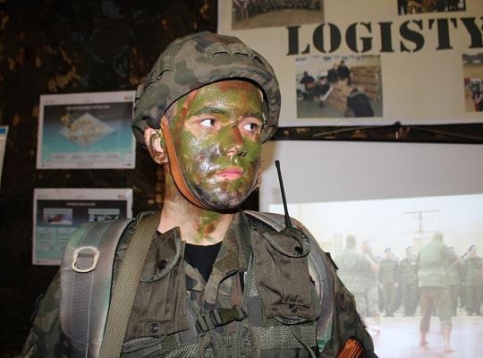 Budujemy, odnawiamy energetykę i promujemy styl wojskowy. Targi  i branding w PCE.