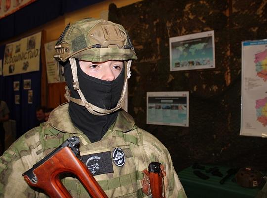 Budujemy, odnawiamy energetykę i promujemy styl wojskowy. Targi  i branding w PCE.