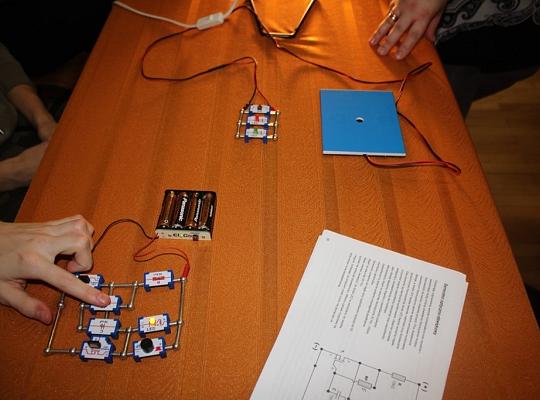 Budujemy, odnawiamy energetykę i promujemy styl wojskowy. Targi  i branding w PCE.