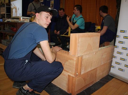 Budujemy, odnawiamy energetykę i promujemy styl wojskowy. Targi  i branding w PCE.