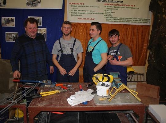 Budujemy, odnawiamy energetykę i promujemy styl wojskowy. Targi  i branding w PCE.