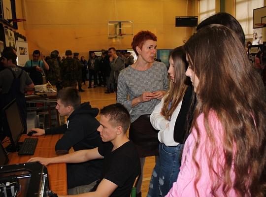 Budujemy, odnawiamy energetykę i promujemy styl wojskowy. Targi  i branding w PCE.