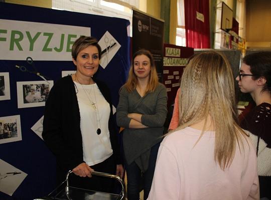 Budujemy, odnawiamy energetykę i promujemy styl wojskowy. Targi  i branding w PCE.