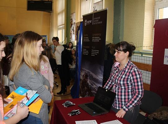 Budujemy, odnawiamy energetykę i promujemy styl wojskowy. Targi  i branding w PCE.