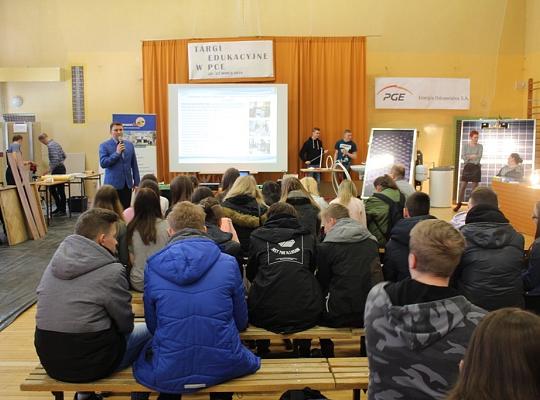 Budujemy, odnawiamy energetykę i promujemy styl wojskowy. Targi  i branding w PCE.