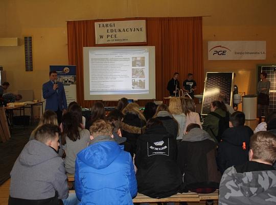 Budujemy, odnawiamy energetykę i promujemy styl wojskowy. Targi  i branding w PCE.