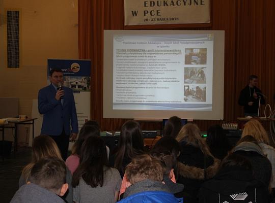 Budujemy, odnawiamy energetykę i promujemy styl wojskowy. Targi  i branding w PCE.