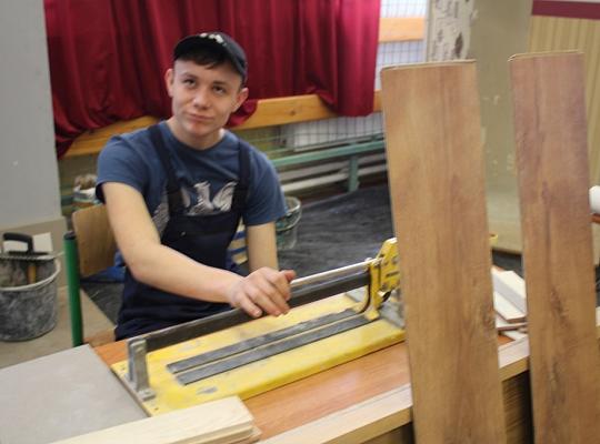 Budujemy, odnawiamy energetykę i promujemy styl wojskowy. Targi  i branding w PCE.