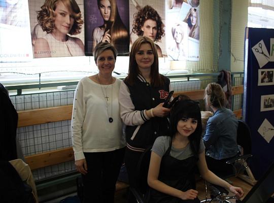 Budujemy, odnawiamy energetykę i promujemy styl wojskowy. Targi  i branding w PCE.