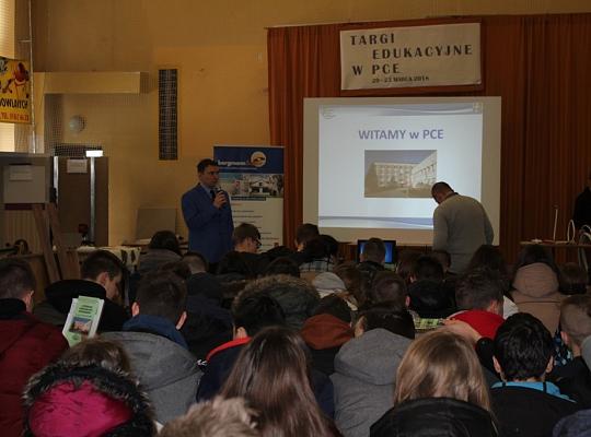 Budujemy, odnawiamy energetykę i promujemy styl wojskowy. Targi  i branding w PCE.