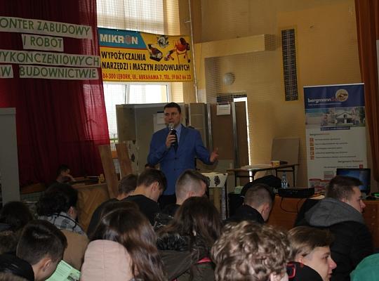 Budujemy, odnawiamy energetykę i promujemy styl wojskowy. Targi  i branding w PCE.