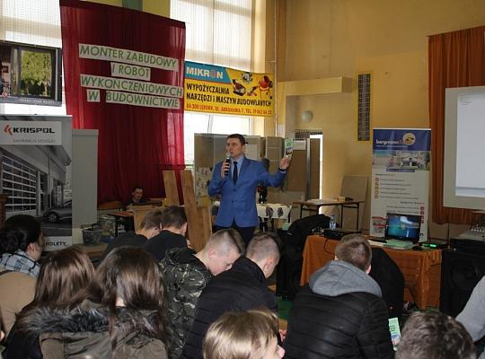 Budujemy, odnawiamy energetykę i promujemy styl wojskowy. Targi  i branding w PCE.