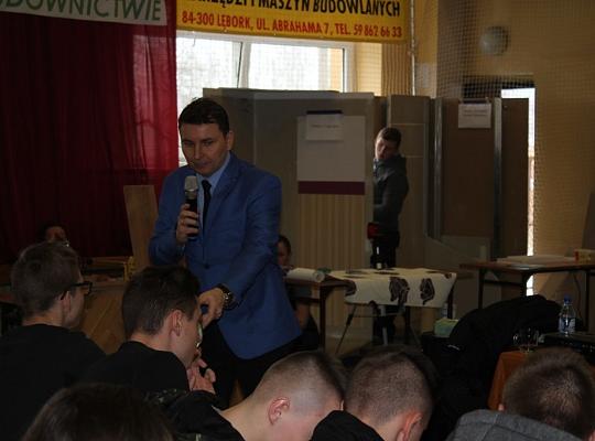 Budujemy, odnawiamy energetykę i promujemy styl wojskowy. Targi  i branding w PCE.