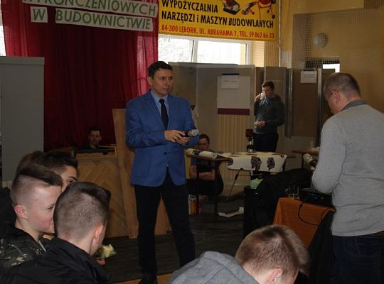 Budujemy, odnawiamy energetykę i promujemy styl wojskowy. Targi  i branding w PCE.