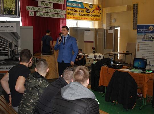 Budujemy, odnawiamy energetykę i promujemy styl wojskowy. Targi  i branding w PCE.