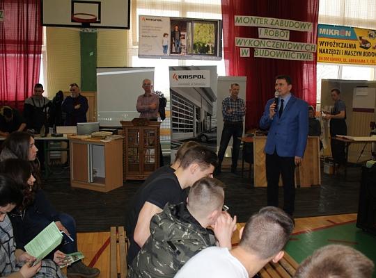 Budujemy, odnawiamy energetykę i promujemy styl wojskowy. Targi  i branding w PCE.