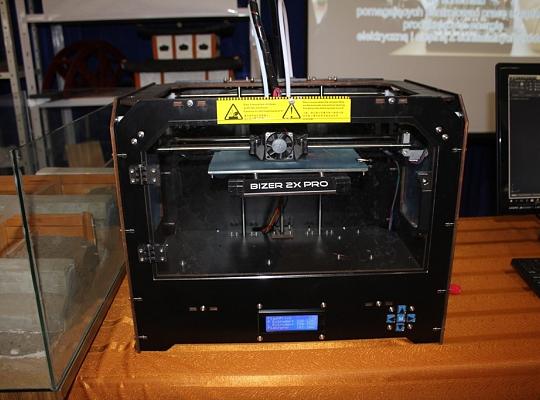 Budujemy, odnawiamy energetykę i promujemy styl wojskowy. Targi  i branding w PCE.